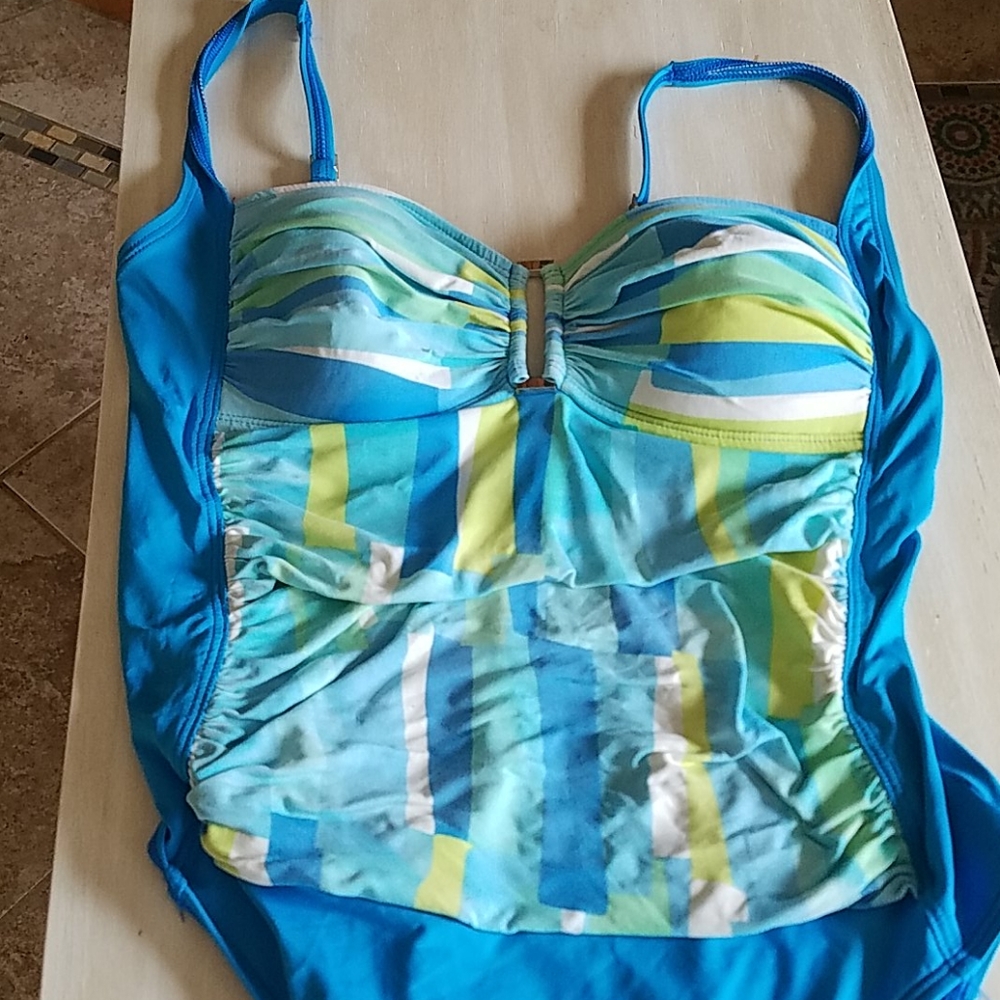 Great condition 🌞 Cute one piece swimsuit.